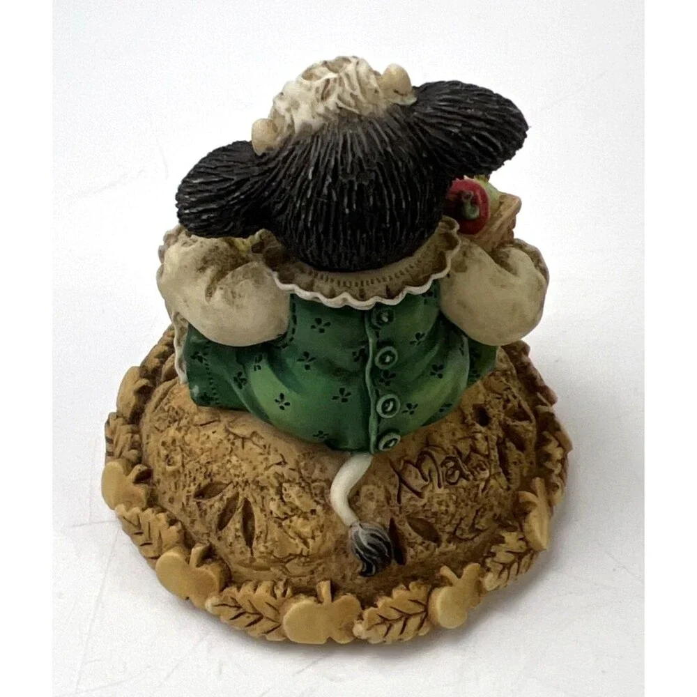 Marys Moo Moos Cow with Apple Pie 1 piece 1998 Enesco 372730